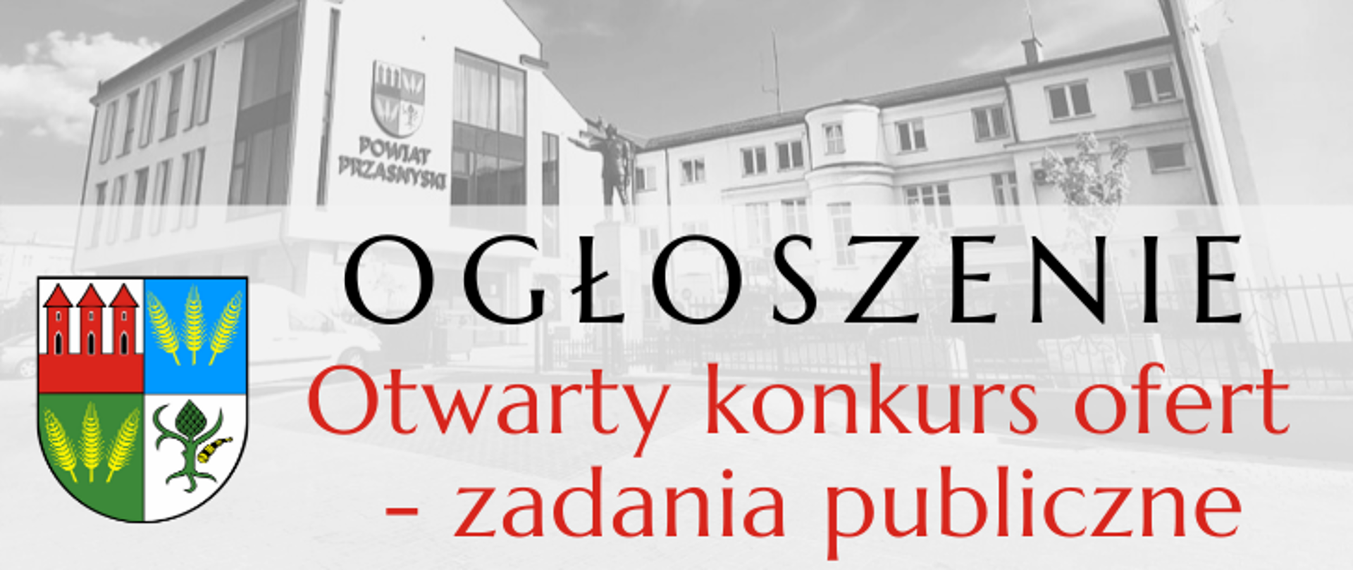 Grafika ilustrująca ogłoszenia związane z otwartymi konkursami ofert na zadania publiczne ogłaszanymi przez Powiat Przasnyski. Grafika przedstawia widok Urzędu od ulicy Świętego Wojciecha. U dołu po lewej stronie widnieje herb Powiatu Przasnyskiego, po prawej stronie czarny napis "Ogłoszenie" oraz czerwony napis "Otwarty konkurs ofert - zadania publiczne".