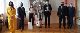 na zdjęciu znajduje się pomieszczenie w ILO w Zambrowie, a od lewej strony kolejno stoją: Przewodnicząca Rady Powiatu Zambrowskiego, Wicestarosta Zambrowski, 3 absolwentów ILO, dyrektor ILO w Zambrowie oraz Wójt Gminy Zambrów