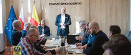 grupa ludzi wewnątrz