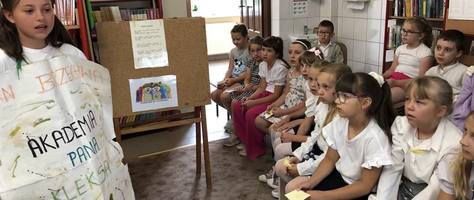 Królowa biblioteki w zniszczonej szacie