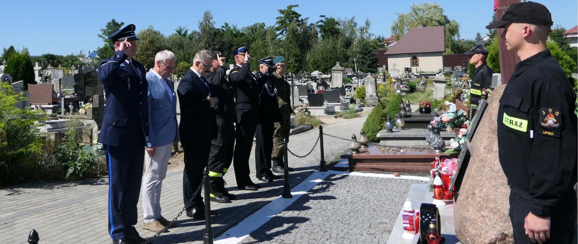 Uczestnicy przedstawicieli powiatu lipskiego składają hołd poległym w obronie ojczyzny przy Krzyżu Katyńskim na cmentarzu parafialnym w Lipsku.