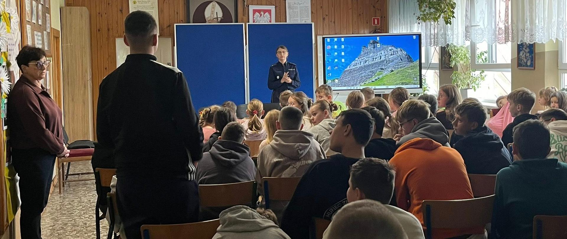 Spotkanie klas IV - VIII z funkcjonariuszami policji - Szkoła Podstawowa im. Jana Pawła II w Żarnowie