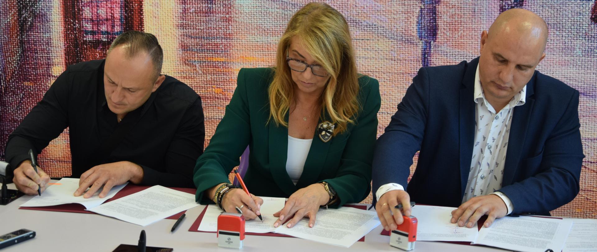 Podpisanie umowy na windę w Chreptowiczu