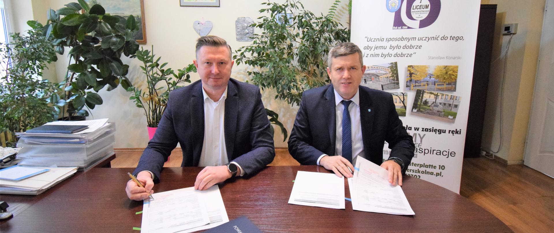 podpisanie umowy dot. Erasmusa w gabinecie dyrektora I LO w Łapach 
