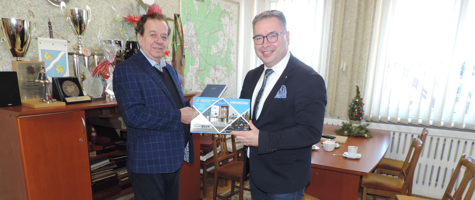 Na zdjęciu widać burmistrza Brunona Wolskiego i Pana Jacka Bogusławskiego – Członka Zarządu Województwa Wielkopolskiego
