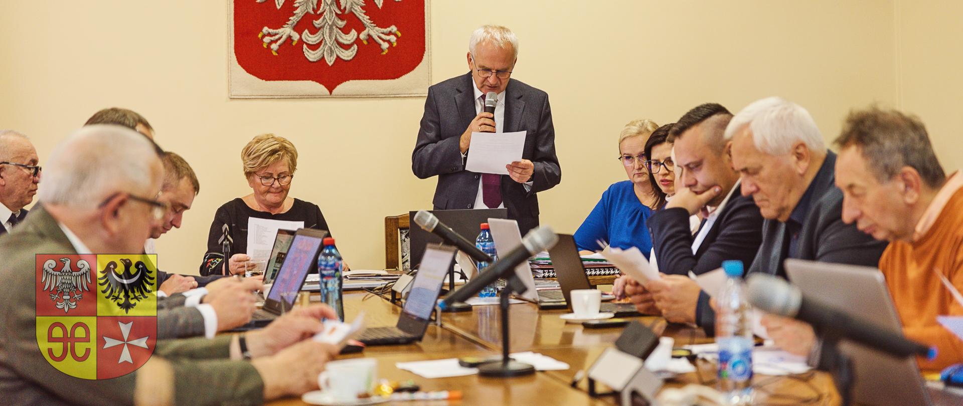 grupa ludzi wewnątrz, przy stole