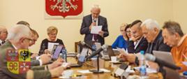 grupa ludzi wewnątrz, przy stole