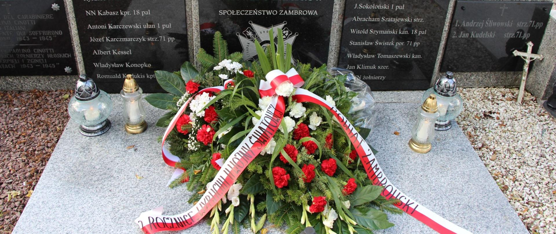 przy pomniku Żołnierzy Wojska Polskiego znajduje się patriotyczny wieniec oraz zapalone znicze