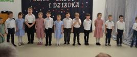 Dzieci w trakcie artystycznego występu