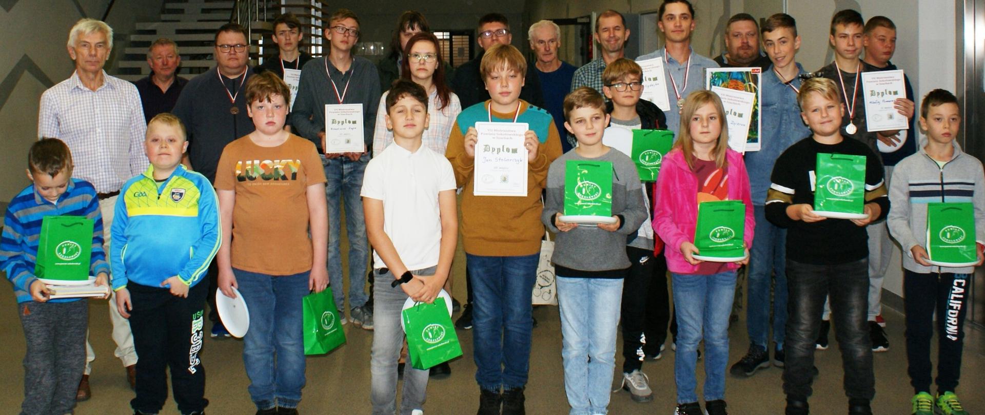 Fotografia grupowa organizatora oraz uczestników VII Mistrzostw o Puchar Starosty Sokołowskiego w Szachach.