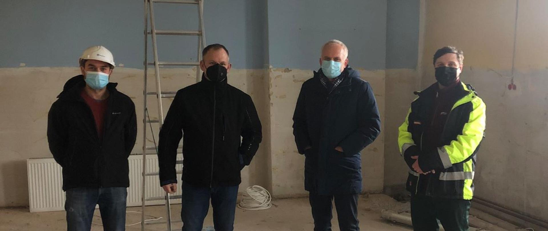 grupa ludzi wewnątrz budynku