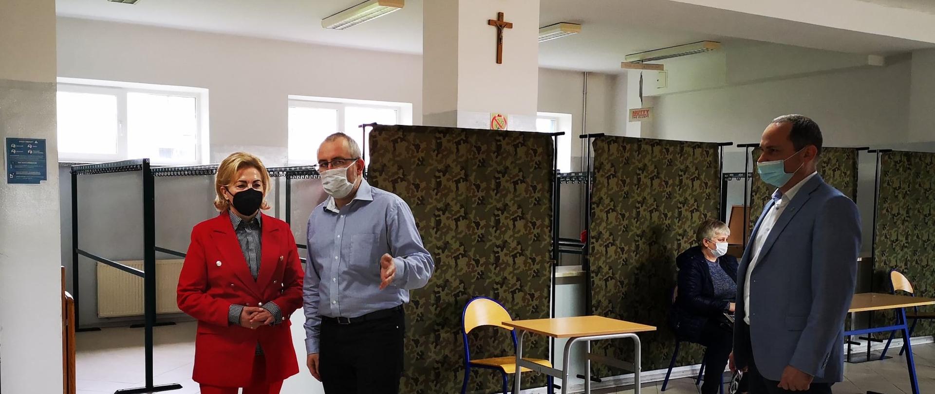 Zdjęcie przedstawia Starostę Przasnyskiego Krzysztofa Bieńkowskiego oprowadzającego Poseł Annę Cicholską po przasnyskim punkcie szczepień. Po lewej stronie Wójt Gminy Jednorożec Krzysztof Iwulski,