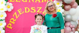 Dyrektor Ewelina Dorota Durzyńska pozuje do zdjęcia z absolwentami przedszkola