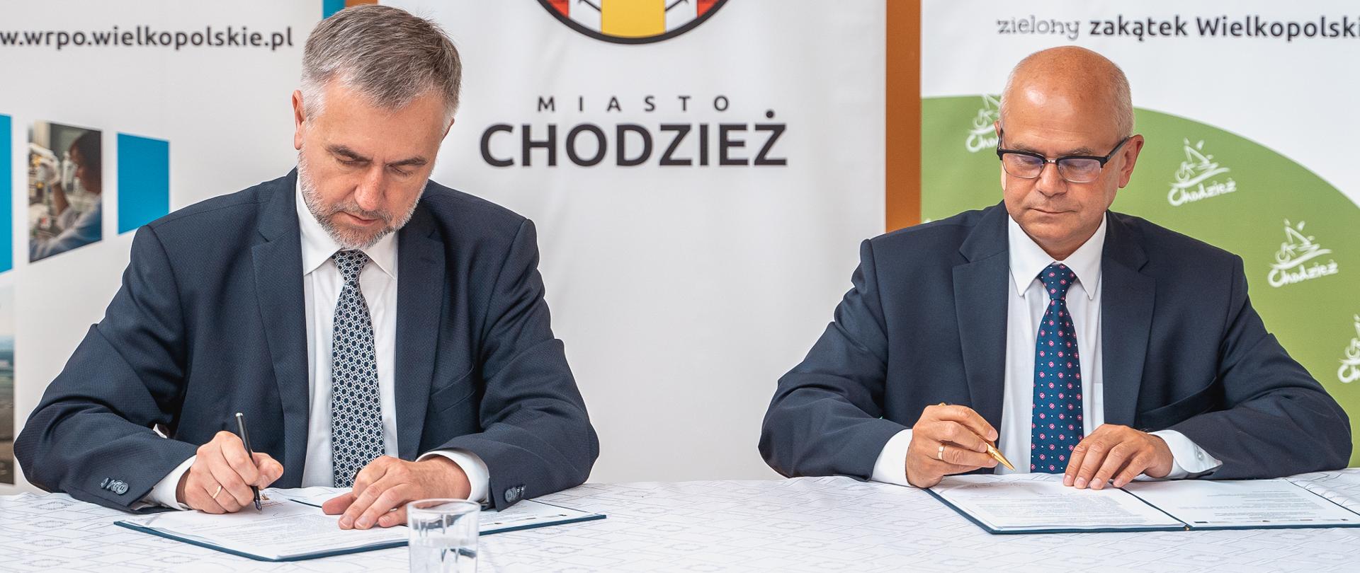 Marszałek Marek Woźniak i burmistrz Jacek Gursz podpisują umowę na projekt "mobilność miejska 2.0"