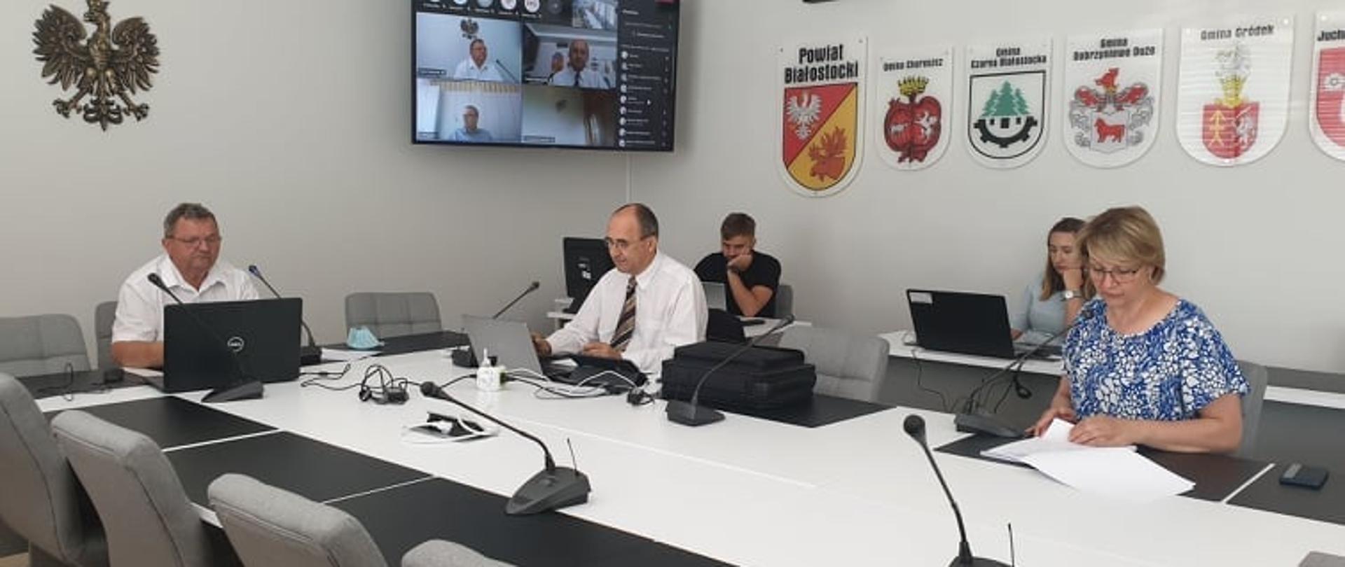 Nadzwyczajna (zdalna) sesja 21.07.2021 r. - sala konferencyjna Starostwa Powiatowego w Białymstoku
