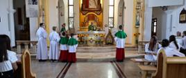 Msza Święta na rozpoczęcie roku w Podsarniu. Widok na ołtarz podczas prowadzenia mszy świętej z boku gra schola.