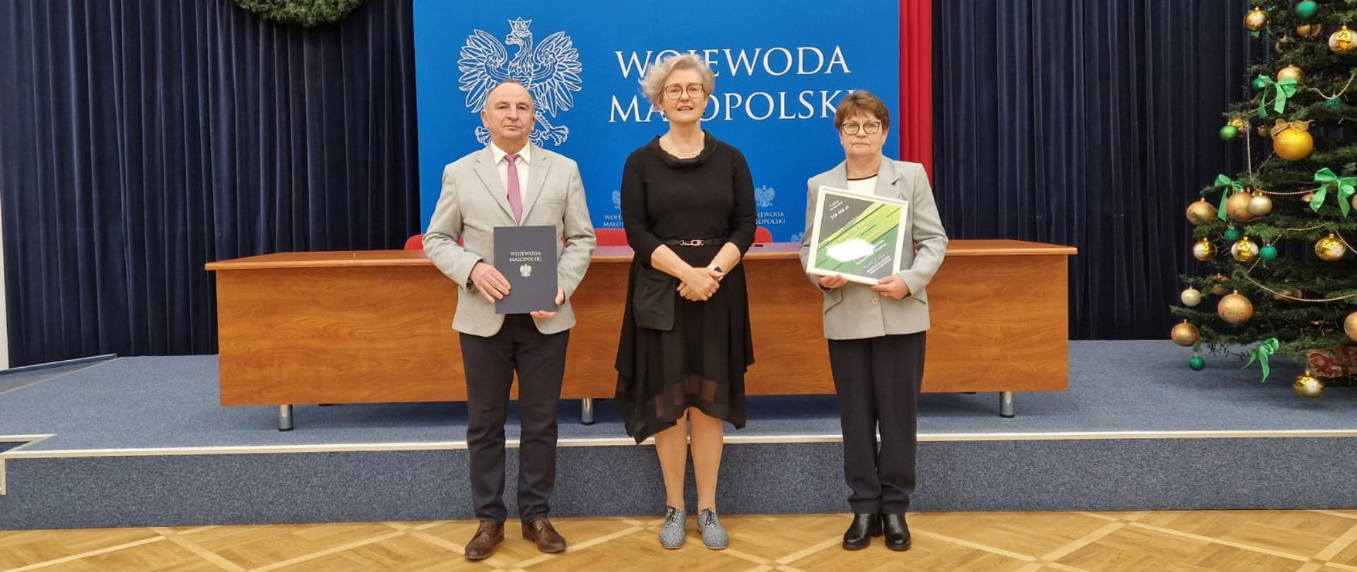 Wicewojewoda Małopolski, Wicestarosta Dąbrowski oraz Skarbnik Powiatu stoją razem po podpisaniu umowy