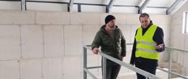 Dwóch mężczyzn w budynku oczyszczalni