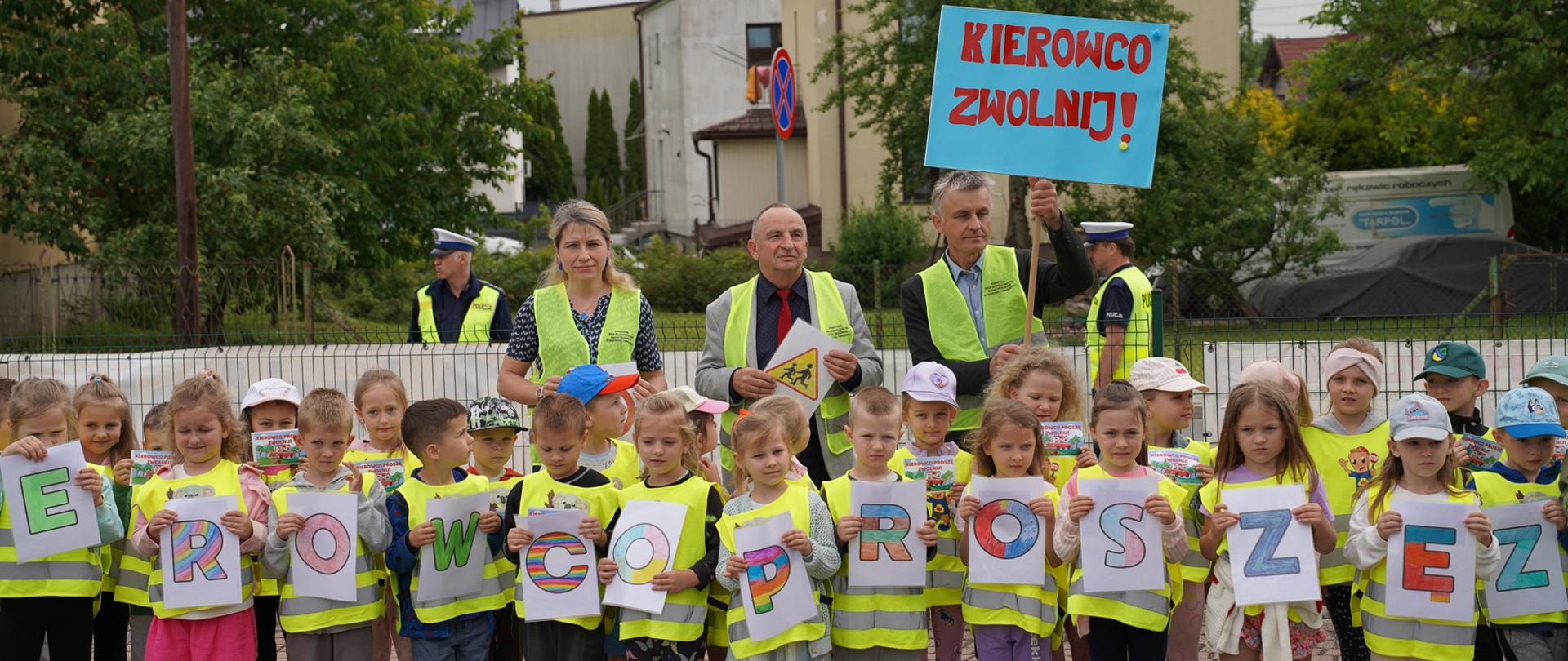 Przedszkolaki oraz organizatorzy podczas akcji "Kierowco proszę zwolnij"