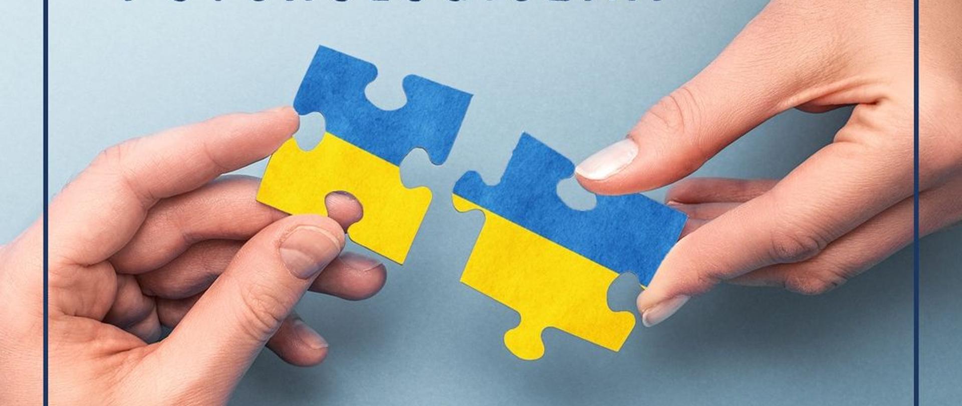 Zdjęcie przedstawia dwie dłonie trzymające puzzle w kolorach żółto - niebieskim 