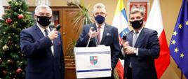 Marszałek województwa Andrzej Bętkowski, przewodniczący sejmiku Andrzej Pruś ze starostą Grzegorzem Piecem