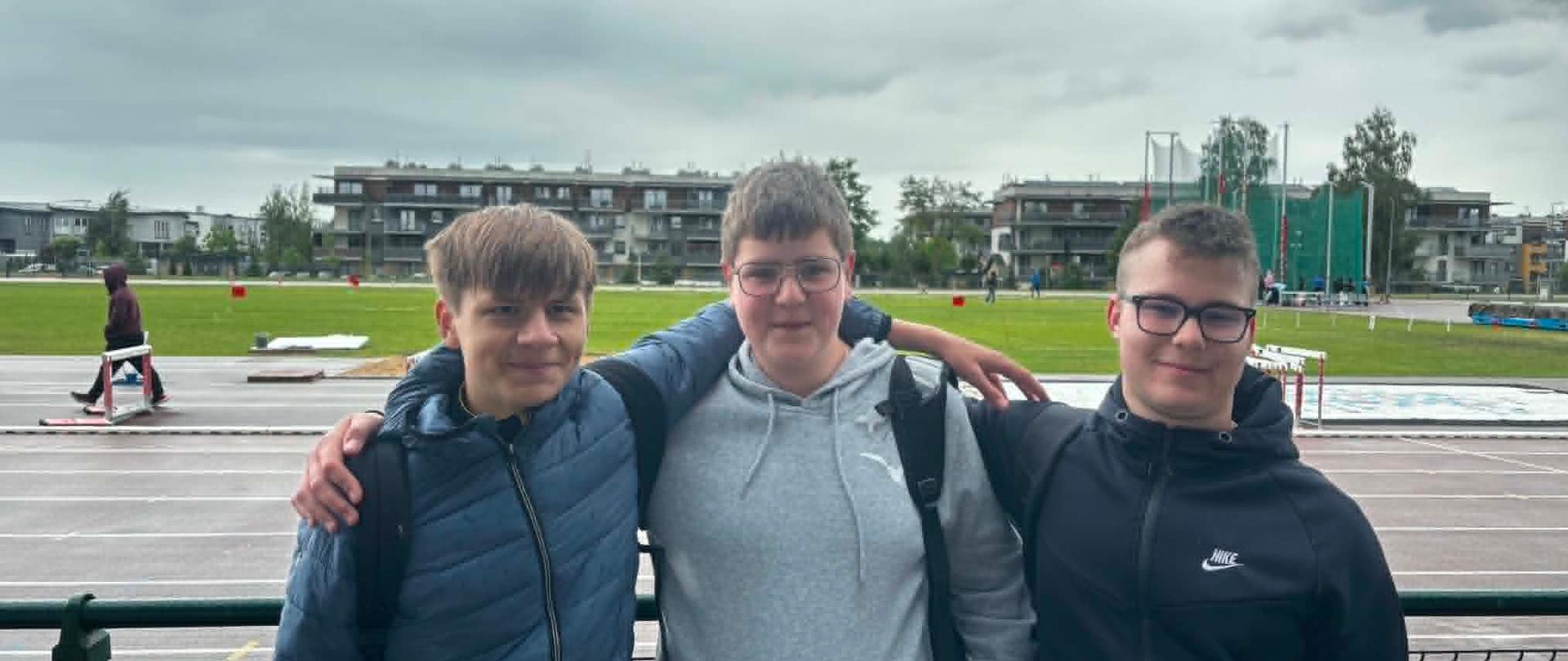Trzech uczniów reprezentujących naszą szkołę w zawodach- Adam Mitros, Mateusz Dąbrowski Emil Milanowski pozują do wspólnego zdjęcia.
