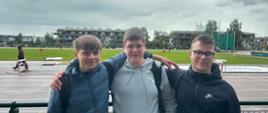 Trzech uczniów reprezentujących naszą szkołę w zawodach- Adam Mitros, Mateusz Dąbrowski Emil Milanowski pozują do wspólnego zdjęcia.