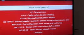 Numery alarmowe i pomocowe na czerwonej tablicy