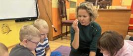 Członkinie Koła szkolą przedszkolaki - podczas rozmowy