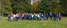 Grupa rowerowa pozuje do zdjęcia