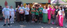 Wspólne zadęcie uczestników rajdu z żubrem - moment wręczania nagród