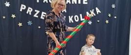 Pasowanie na przedszkolaka z udziałem dzieci i Pani Dyrektor.