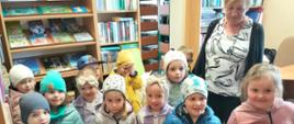 Grupa dzieci podczas spotkania z bibliotekarzem w Gminnej Bibliotece w Chorzelowie