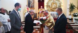 Po liturgii Starosta Przasnyski Krzysztof Bieńkowski oraz Wicestarosta Waldemar Trochimiuk, w towarzystwie Burmistrza Przasnysza Łukasza Chrostowskiego, w uznaniu zasług dla Ziemi Przasnyskiej wręczyli o. Wiesławowi Wiśniewskiemu, proboszczowi parafii św. Stanisława Kostki, medal "Gloria Prasnensis Terrae" (Chwała Ziemi Przasnyskiej) przyznany przez władze powiatu. Jak zaznaczył starosta, wyróżnienie to stanowi także wyraz podziękowania wszystkim ojcom pasjonistom, którzy od blisko 100 lat posługują w Przasnyszu.