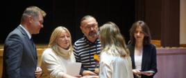 Moment wręczenia statuetek i dyplomów wyróżnionym artystom