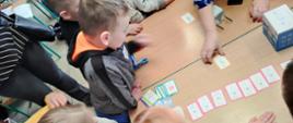Zajęcia edukacyjne w klasie - dzieci grają w edukacyjną grę