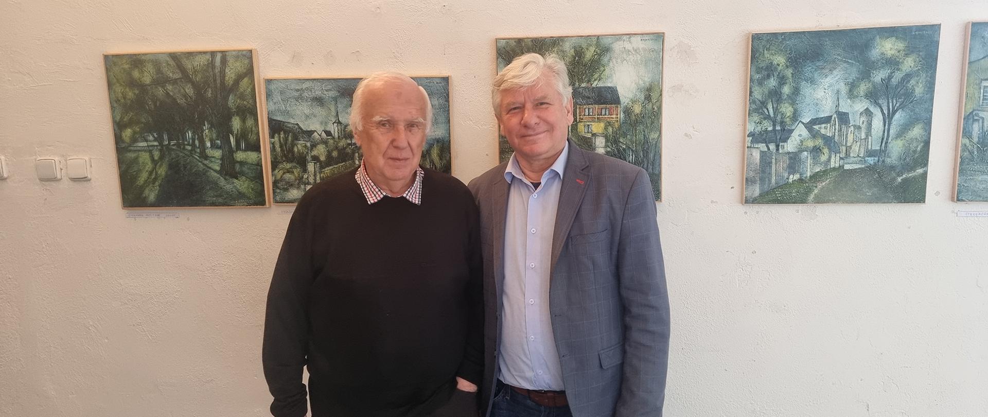 Petr Skyva i Wójt Gminy Kobiór Eugeniusz Lubański w tle galeria obrazów.