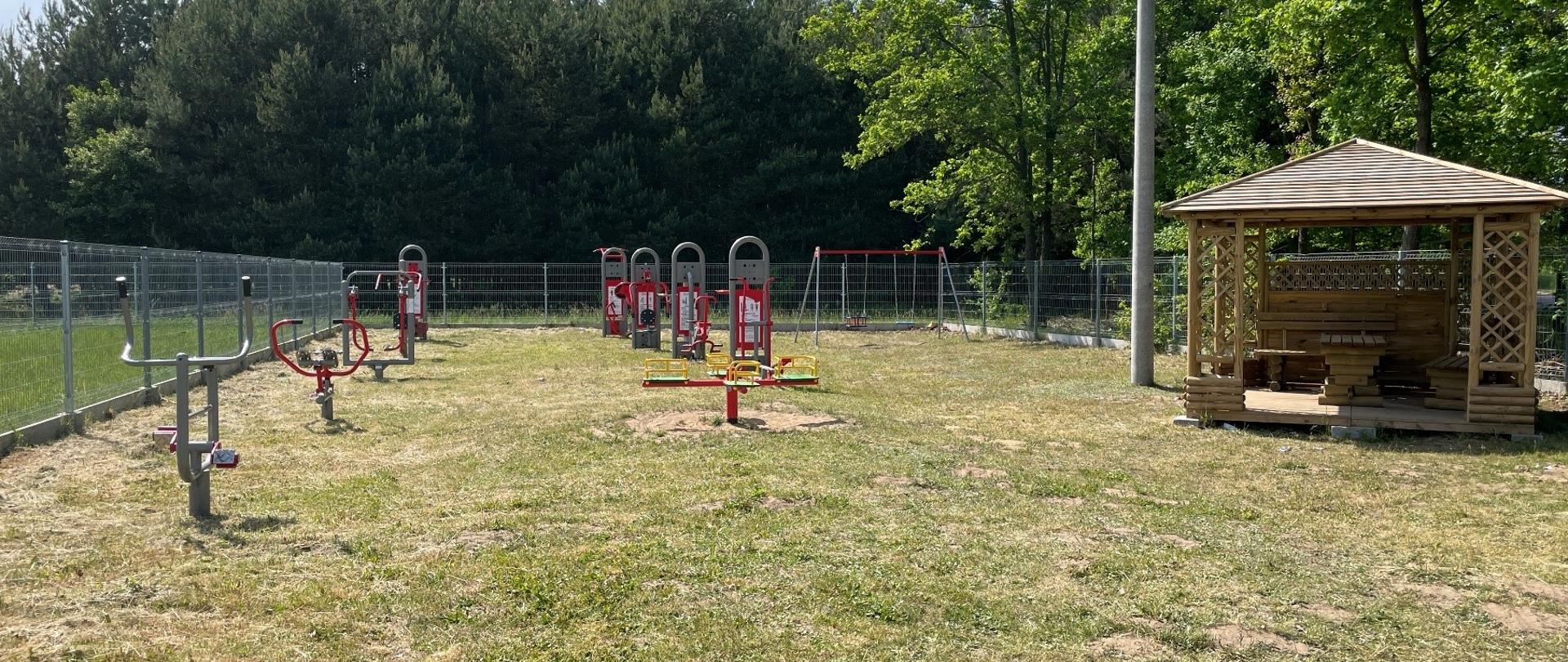 Plac rekreacyjny, na jego terenie Altanka, siłownia plenerowa, a także urządzenia do zabawy dla dzieci.