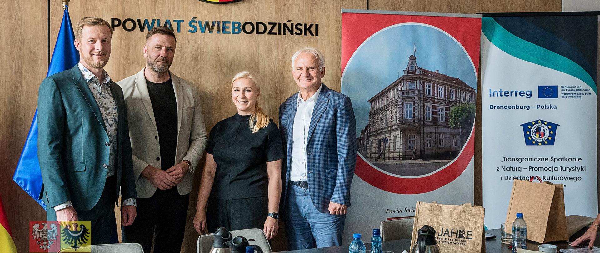 ludzie wewnątrz