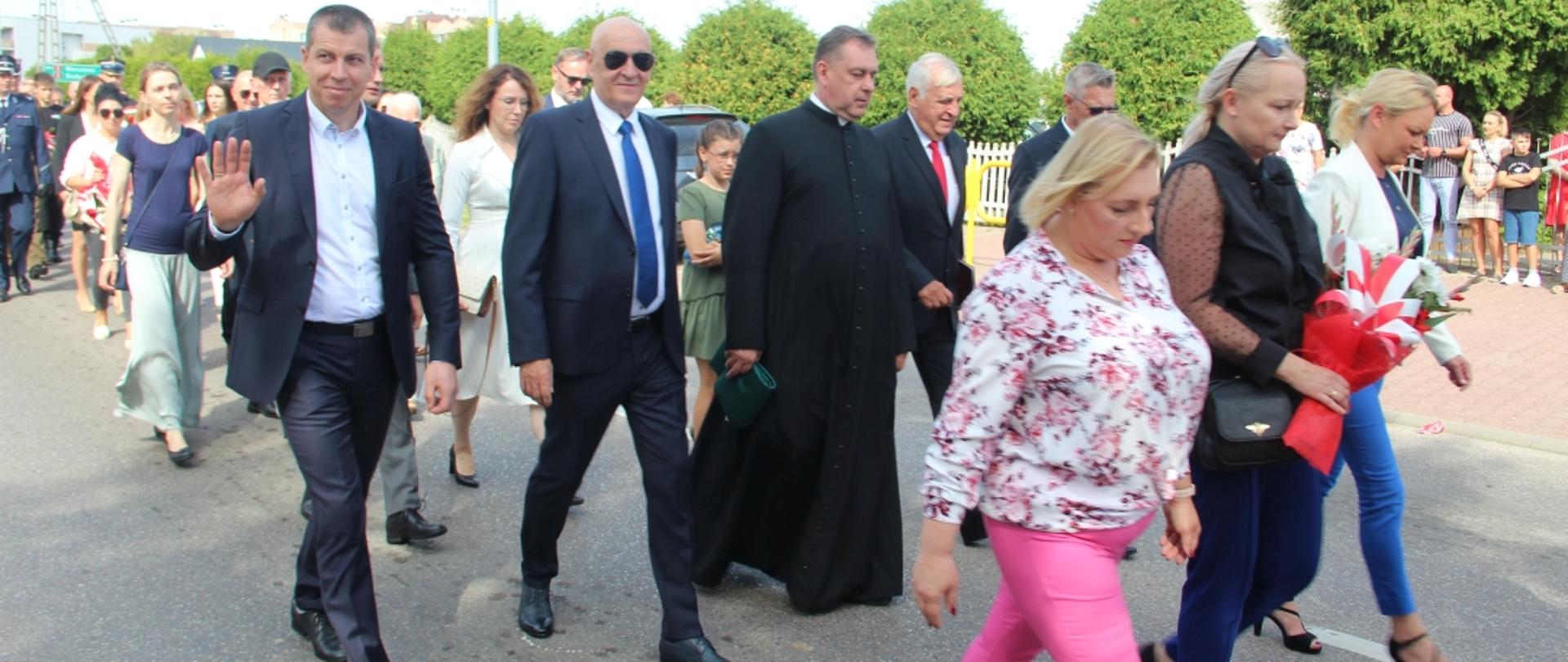 delegacja powiatu zambrowskiego maszeruje pod pomnik poległych żołnierzy
