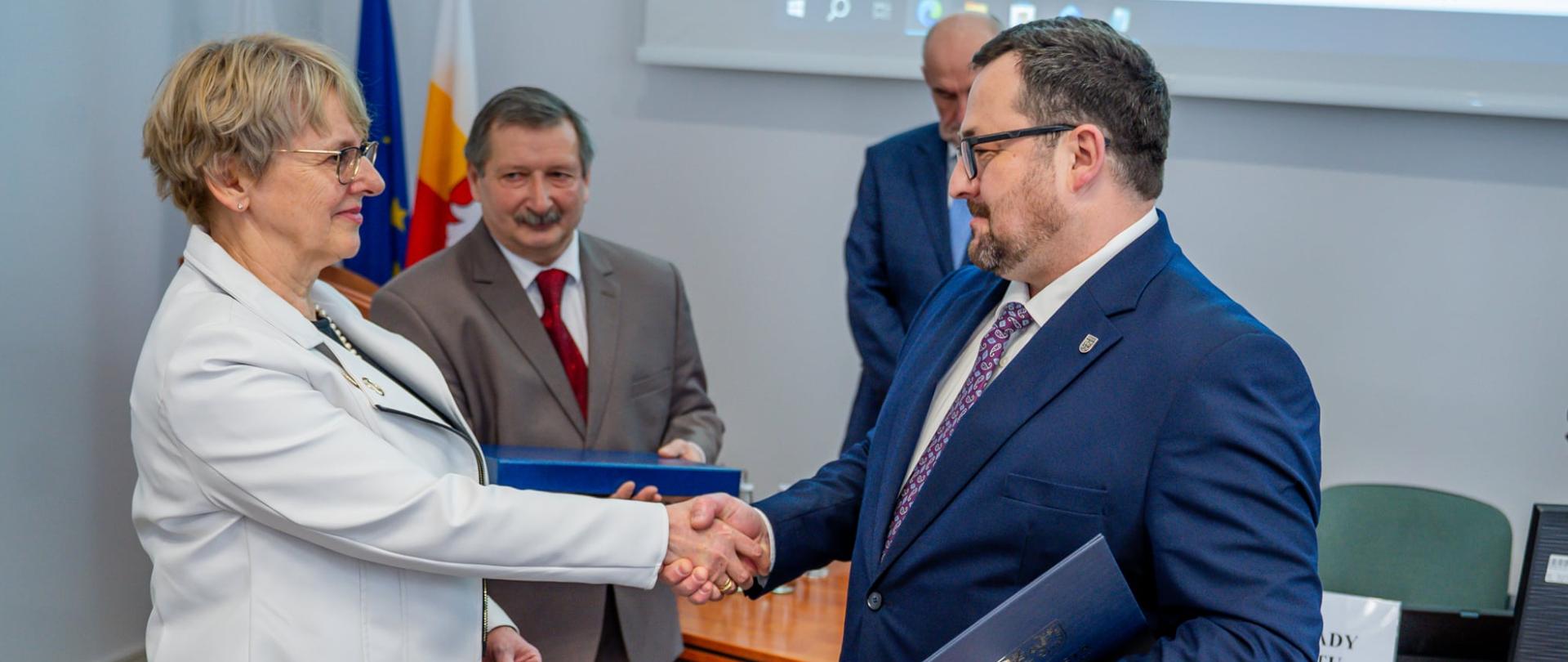 Słowa uznania i podziękowania w imieniu samorządu powiatowego skierowali do Pani Dyrektor Starosta Gorlicki Mirosław Waląg oraz Przewodniczący Rady Powiatu Gorlickiego Krzysztof Zagórski. 