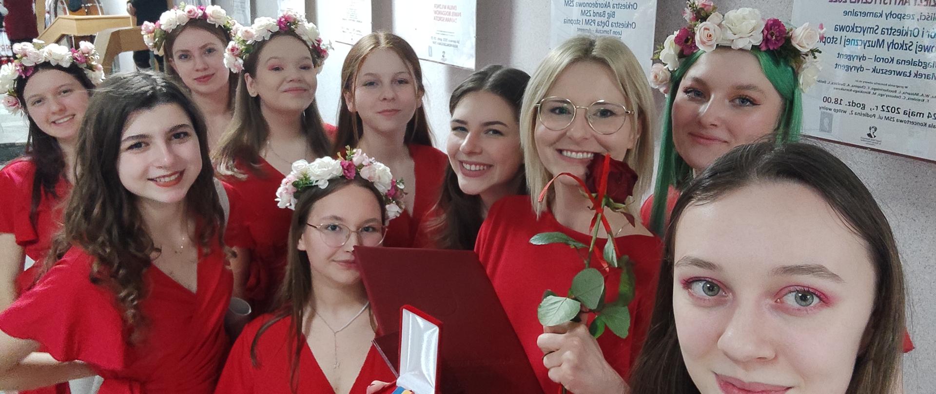 Marta Gredel - Iwaniuk w towarzystwie solistek z HDK - swoich uczennic