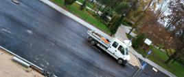 Przebudowa ul. Aleksego Zina powoli zmierza ku końcowi - na zdjęciu widok nowej nawierzchni oraz przygotowane podłoże pod ułożenie kostki chodnikowej
