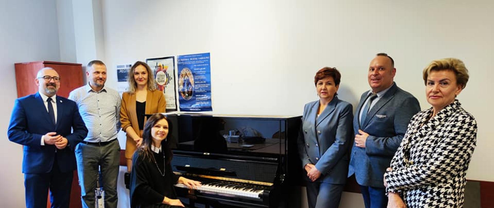 Na zdjęciu Starosta Krzysztof Bieńkowski oraz Przewodnicząca Rady Powiatu Przasnyskiego Katarzyna Wróblewska wraz z przedstawicielami Szkoły Muzycznej, Fundacji SCALAM oraz Fundacji PELIKAN. 