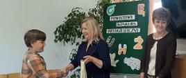 Moment wręczenia nagród - dla zdobywcy III miejsca