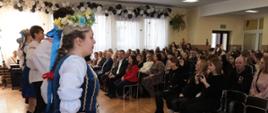 Taniec w wykonaniu szkolnego zespołu II LO