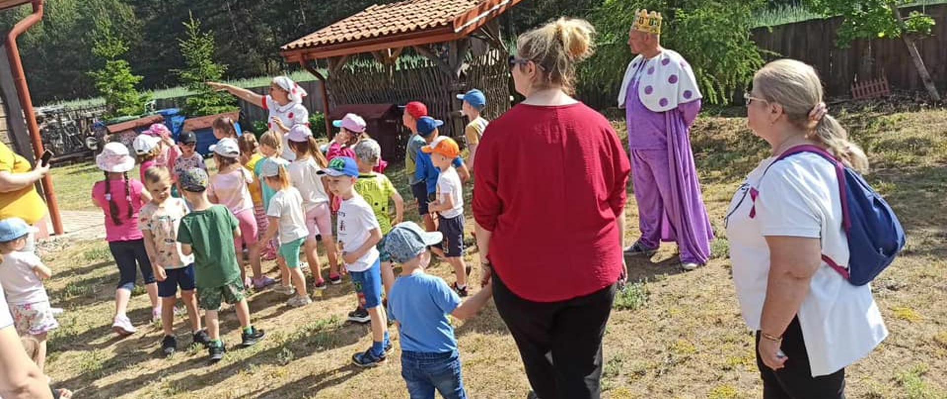 Wycieczka przedszkolaków ze Szkoły Podstawowej w Żarnowie do Wioski Darów Lasu