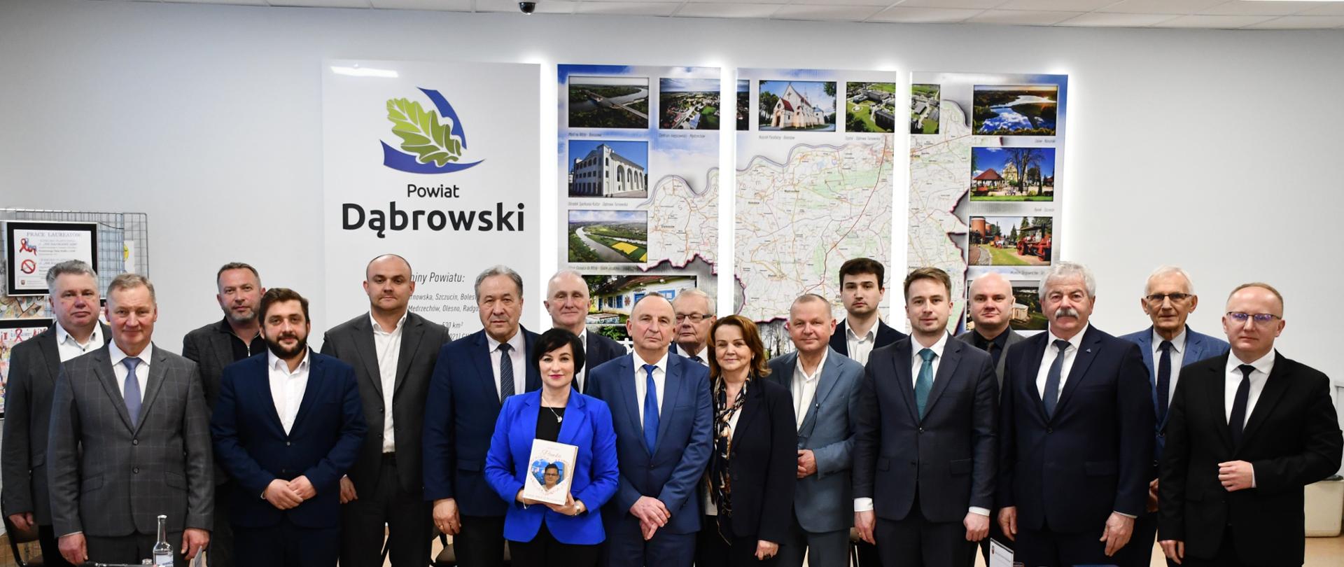 Radni Powiatu Dąbrowskiego po zakończonej zbiórce na rzecz chorego mieszkańca naszego powiatu