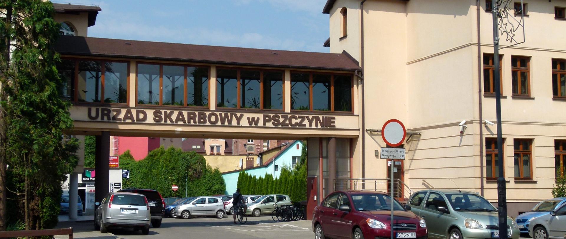 Jasny budynek z brązowym napisem URZĄD SKARBOWY w PSZCZYNIE