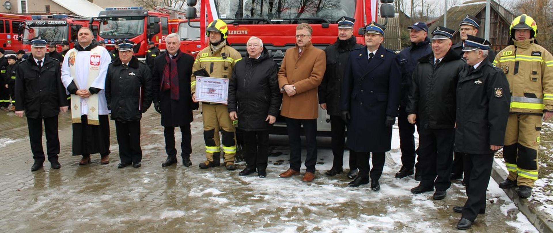 Uroczyste przekazanie wozu strażackiego dla OSP w Lipie 